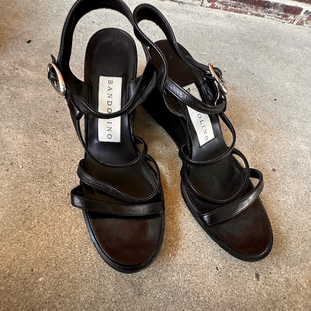 BANDOLINO Black Leather Strappy Wedge Heel Sandals